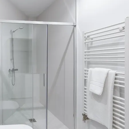 Housingleon Gaudi ليون